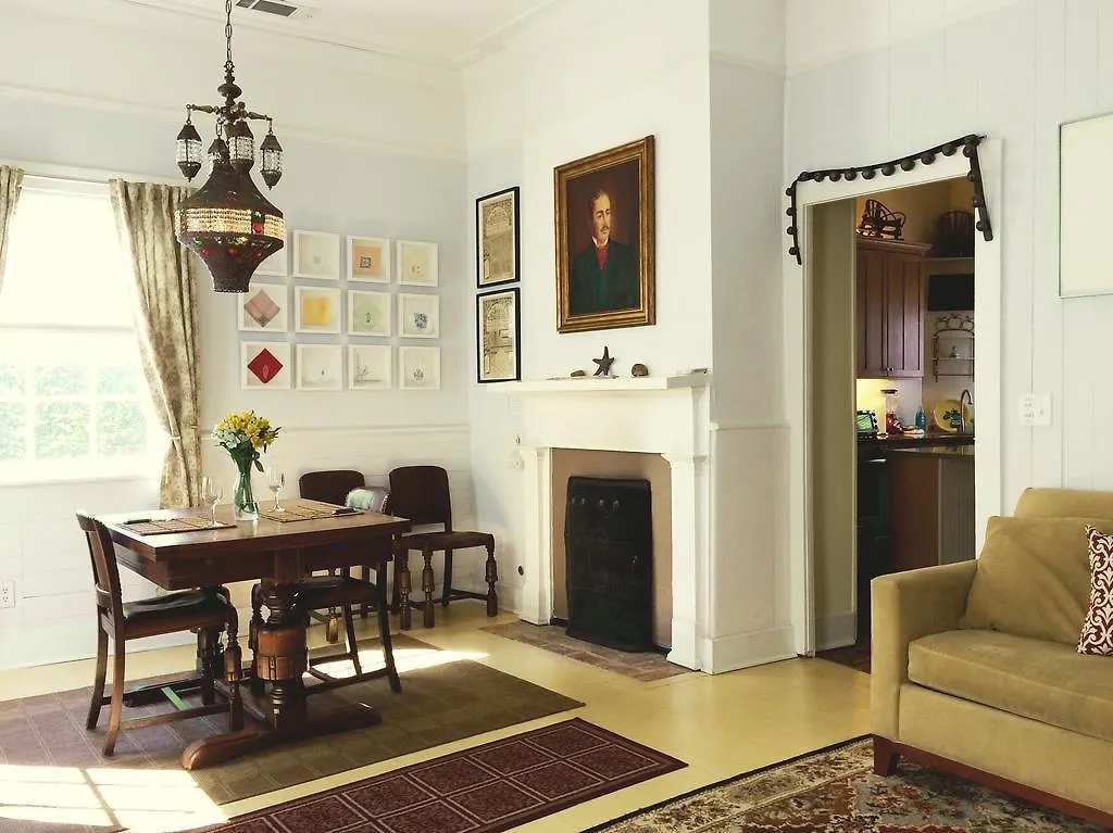 Jingle Bells Square Cottage-Historic District-Bright- Fireplace Savannah Holiday home